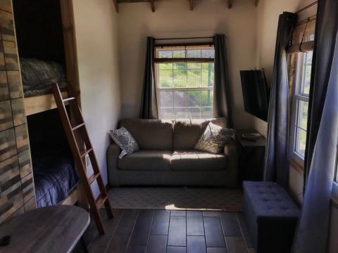 al interior de la casa del arroyo