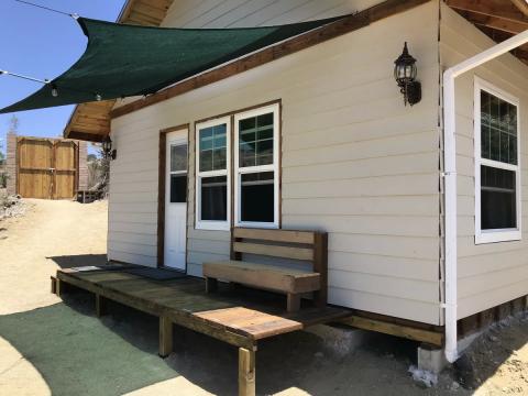 camino al acceso de la casa del arroyo