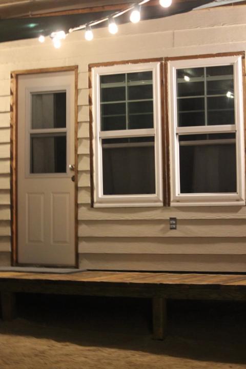 casa del arroyo de noche desde frente