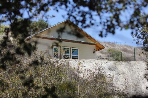 casa del arroyo vista desde las arboledas junto al arroyo
