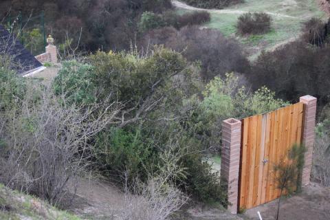 entrada privada a la casa del arroyo