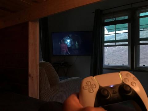 jugando resident evil 2 del playstation 5 desde la cama