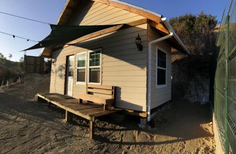 la luz del atardecer sobre el porche
