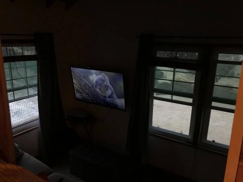 viendo la tv desde la litera de arriba