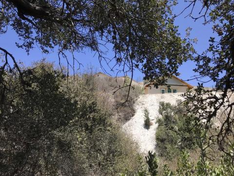 vista a la casa desde la parte baja del arroyo