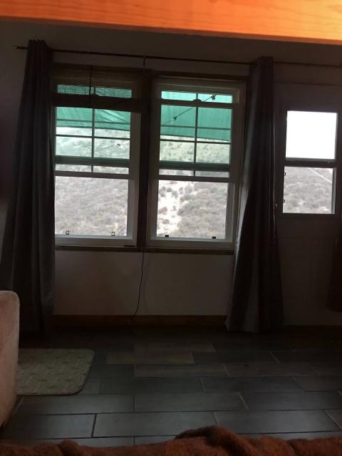 vista a las ventanas del interior de la casa del arroyo