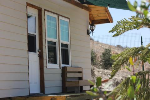 vista al porche de casa del arroyo