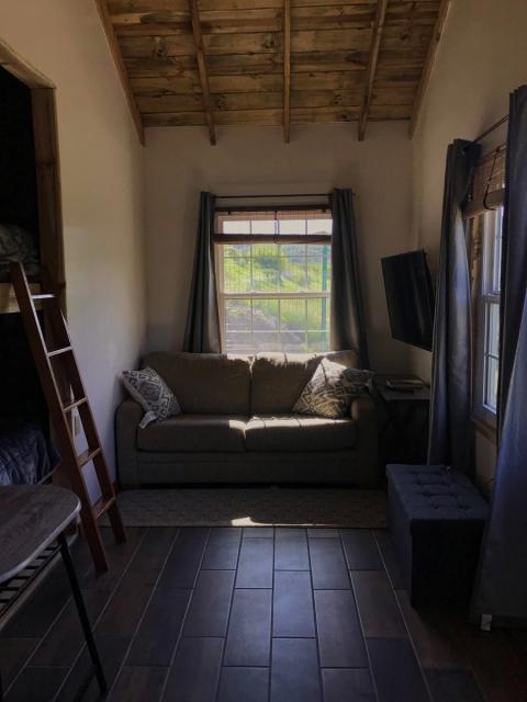 vista amplia del interior de la casa del arroyo