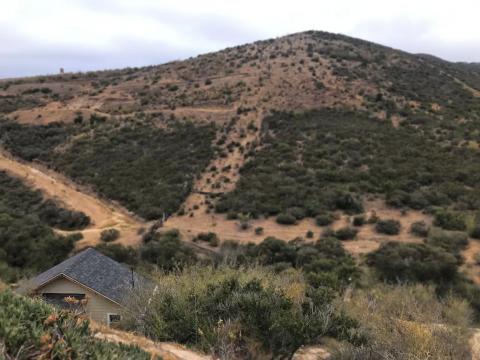 vista desde la altura hacia la casa del arroyo