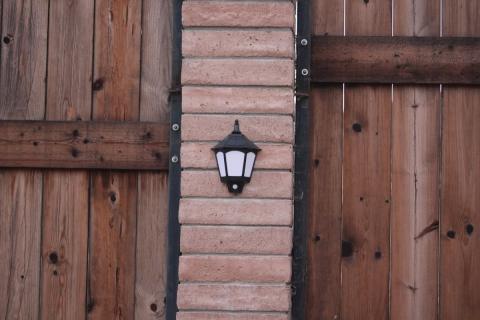 cerco de madera y luces con sensor de movimiento