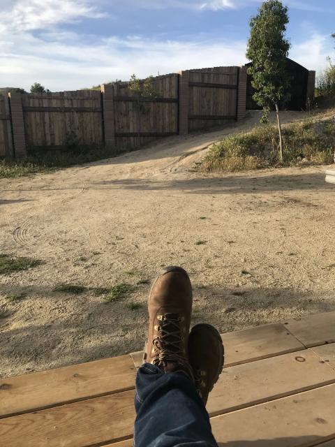 descansando en el porche de la casa principal