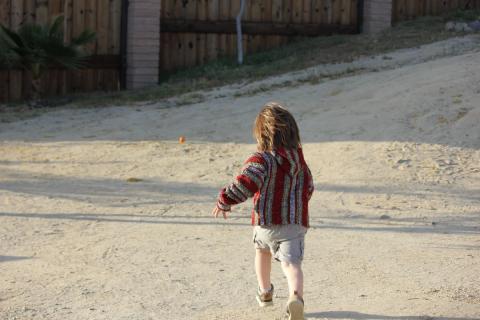 infante tras la pelota