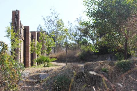 vista desde el jardin nivel 2 hacia el patio de acceso a la casa